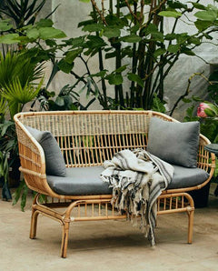 Nordal Bali Rattan Sofa mit grauen Kissen - Living-Oasis