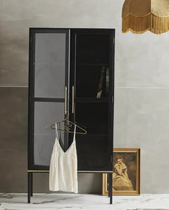 Nordal Koshi Schrank, schwarz mit goldenen Details - Living-Oasis